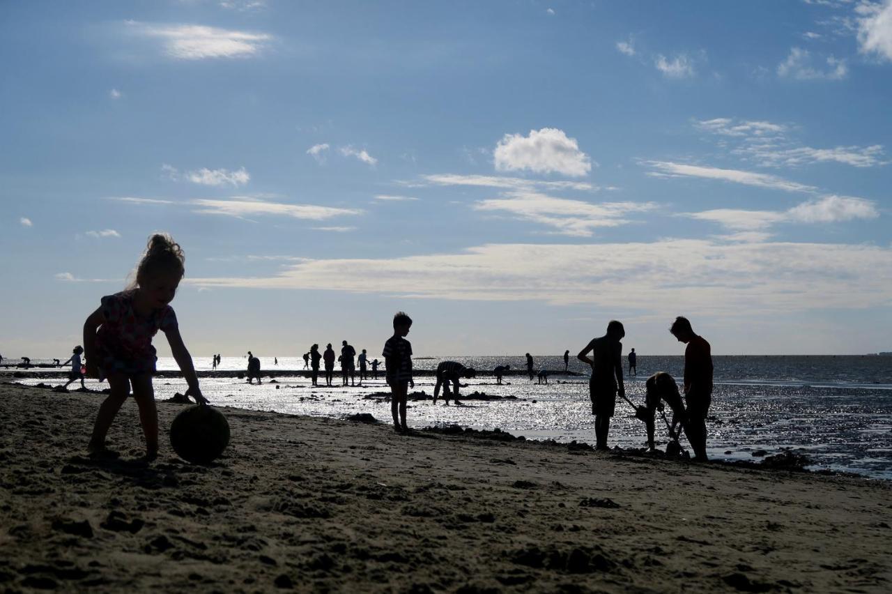 Luettje Huus Frieda Mit Strandkorb Am Strand Von Mai Bis September Cuxhaven Exteriör bild