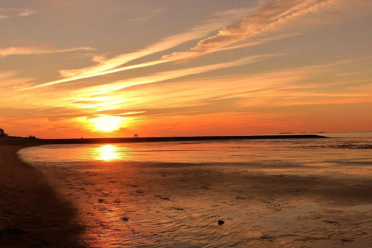 Luettje Huus Frieda Mit Strandkorb Am Strand Von Mai Bis September Cuxhaven Exteriör bild