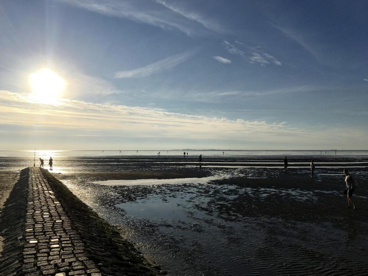 Luettje Huus Frieda Mit Strandkorb Am Strand Von Mai Bis September Cuxhaven Exteriör bild